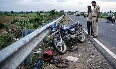 कुरूद-विशाखापत्तनम मार्ग पर भीषण सड़क हादसा, रेलिंग से टकराई अनियंत्रित बाइक, हेलमेट ने बचाया सिर, प्रधान पाठक की मौत, शिक्षा जगत में शोक की लहर