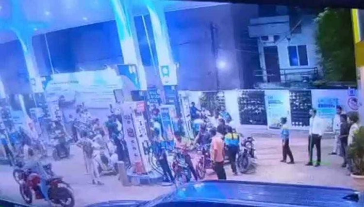 बाइक मामूली टक्कर का विवाद, पेट्रोल पंप में पत्रकार से मारपीट का आरोप, घटना CCTV में रिकार्ड, एएसपी का सख्त एक्शन, आरक्षक लाइन अटैच