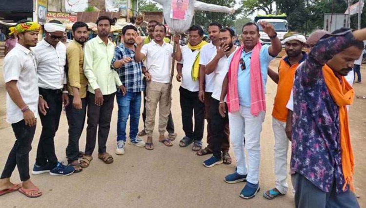नकटी में बेदखली कार्रवाई का विरोध, मैनपुर में कांग्रेस का प्रदर्शन, CM का फूंका पुतला, पुलिस और कांग्रेसियों में जोरदार झड़प, इधर माना थाने का घेराव