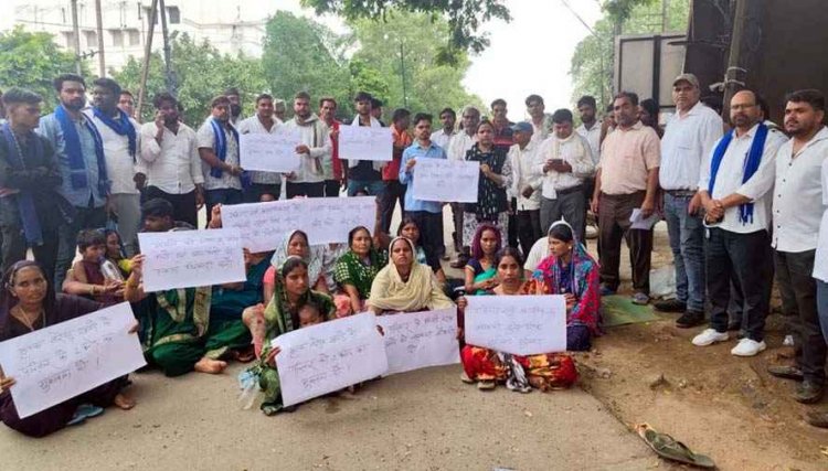 नकटी गांव में बुलडोजर एक्शन के बाद 40-50 साल से रह रहे परिवारों को अतिक्रमण का नोटिस, तीन दिन के भीतर हटाना होगा मकान, मचा हड़कंप