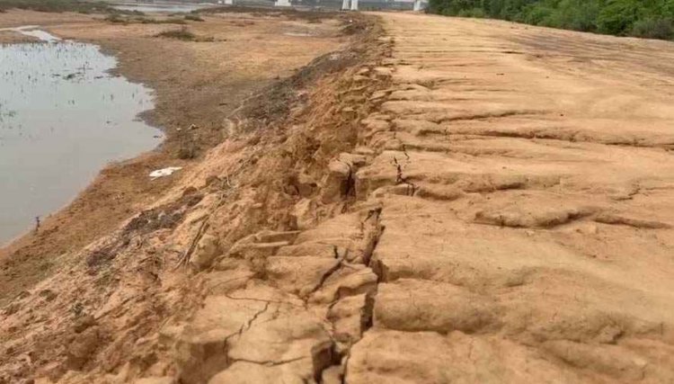 धर्मनगरी राजिम में 24 करोड़ की सड़क निर्माण में तालाब की मिट्टी का इस्तेमाल, पहली बारिश में खुली गुणवत्ता की पोल, भ्रष्टाचार का लगा आरोप