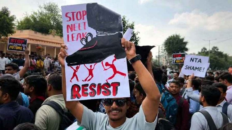 नीट पेपर लीक के खिलाफ रायपुर में भारी बारिश के बीच जोरदार प्रदर्शन, शिक्षा मंत्री धर्मेंद्र प्रधान से मांगा इस्तीफा, सोनम वांगचुक के समर्थन में लगे नारे
