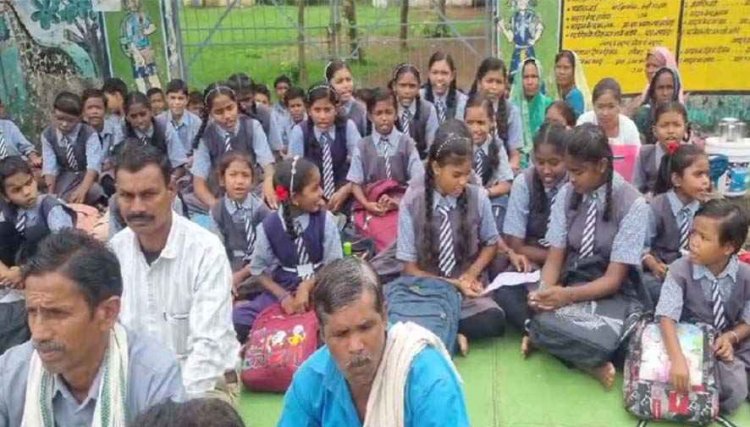 शिक्षक की कमी और पुस्तकों के इंतजार में छात्र, आखिर कौन लेगा जिम्मेदारी?, शिक्षा व्यवस्था पर उठे सवाल, स्कुल में बच्चों और पालकों ने जड़ा ताला