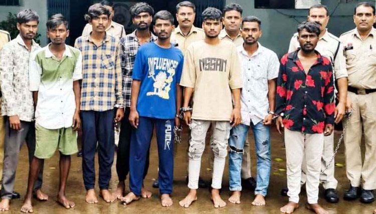 कुरूद डकैती कांड का खुलासा, सुनार और किराना व्यापारी समेत 8 आरोपी गिरफ्तार, ऐशो आराम की जिंदगी जीने बने चोर, लूटी गई एक्टिवा ओडिशा से बरामद