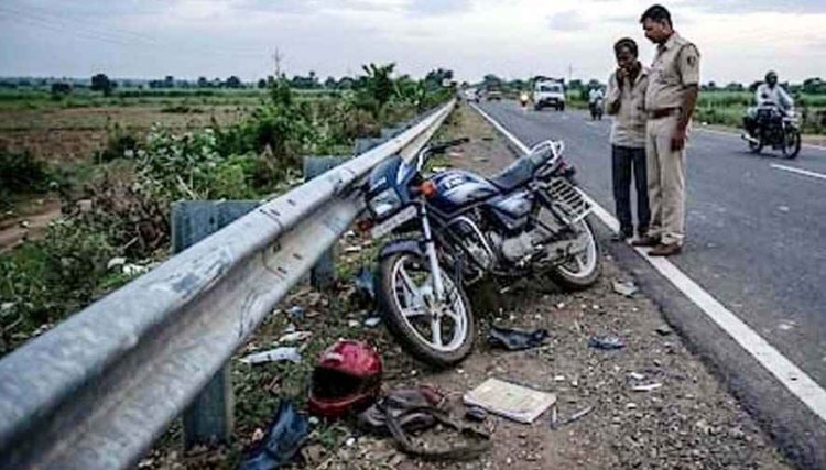 कुरूद-विशाखापत्तनम मार्ग पर भीषण सड़क हादसा, रेलिंग से टकराई अनियंत्रित बाइक, हेलमेट ने बचाया सिर, प्रधान पाठक की मौत, शिक्षा जगत में शोक की लहर
