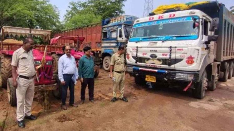 महानदी में अवैध रेत कारोबार पर खनिज विभाग का तड़के बड़ा एक्शन, 4 ट्रैक्टर और 2 हाईवा जब्त, वाहन छोड़कर ड्राइवर फरार, मचा हड़कंप