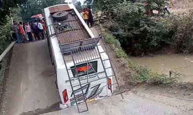 छत्तीसगढ़ में चलती बस के नीचे धंस गई पुलिया, वाहन के गुजरने के दौरान पुल का स्लैब ढहा, बीच पुल पर फंसे 35 यात्री, चालक की सूझबूझ से टला बड़ा हादसा