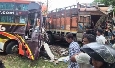NH-30 पर पुल के पास हादसा, रॉयल बस और ट्रक में जोरदार टक्कर, दोनों चालकों सहित दर्जन भर लोग घायल, अफरा-तफरी का माहौल