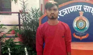 अभनपुर में पुलिस की औचक चेकिंग, अपराध से पहले बटनदार चाकू के साथ आरोपी तिलक गिरफ्तार, हीरो होंडा मोटरसाइकिल और हथियार भी जब्त