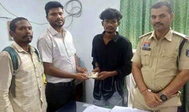 सड़क हादसे में शिकार घायल बाइक सवार के नजदीक मिले 50 हजार रुपए, रकम थाने में जमा कर मिथिलेश रात्रे ने पेश किया ईमानदारी की बेहतरीन मिसाल