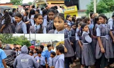 पारागांव में स्कूली बच्चों ने स्कूल के गेट पर जड़ा ताला, सड़क पर उतरे छात्र, चक्काजाम कर स्कूल का शौचालय तोड़ने का जताया विरोध, सरपंच के खिलाफ भी गुस्सा