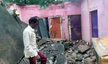 भरभराकर गिरा जर्जर पंचायत भवन, बाल-बाल बचे सरपंच-सचिव, मलबे में दबा सरकारी रिकॉर्ड, टला बड़ा हादसा, सरकारी भवनों की सुरक्षा व्यवस्था पर उठे सवाल