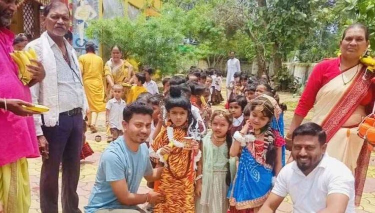 श्रावण मास में आस्था का रंग: सरस्वती शिशु मंदिर की 50 से ज्यादा छात्राओं ने किया महाकाल मंदिर में जलाभिषेक, पार्षद छगन यादव ने किया आत्मीय स्वागत
