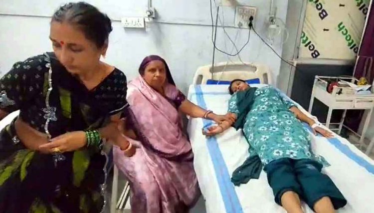 नागपंचमी पर घर-घर जाकर नागराज के दर्शन करा रहा था सपेरा, पूजा करते समय महिला को डस लिया, नाजुक हालत में अस्पताल में भर्ती, सांप जप्त