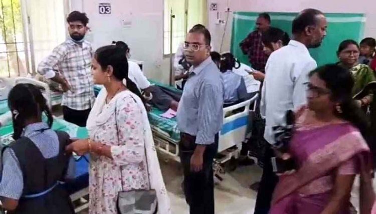 मध्याह्न भोजन में मिली ‘डामर की गोली’: छत्तीसगढ़ के सरकारी स्कूल में मचा हड़कंप, पेट दर्द के बाद 30 छात्राएं पहुंचीं अस्पताल, 26 बच्चों का चल रहा इलाज