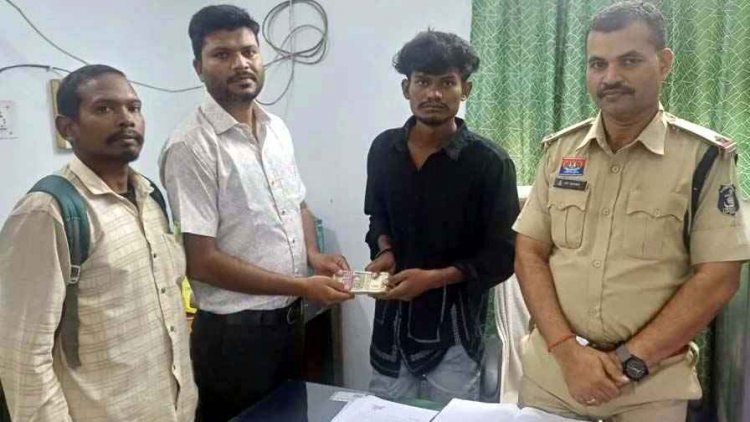सड़क हादसे में शिकार घायल बाइक सवार के नजदीक मिले 50 हजार रुपए, रकम थाने में जमा कर मिथिलेश रात्रे ने पेश किया ईमानदारी की बेहतरीन मिसाल