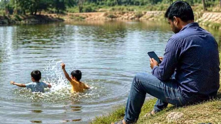 कुछ मिनट की लापरवाही-उजड़ गया परिवार. पिता मोबाइल पर करते रह गए बात, छोटे भाई को डूबते देख बड़े ने तालाब में लगाई छलांग, दोनों मासूम बच्चों की मौत