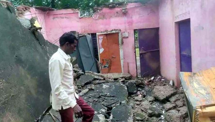 भरभराकर गिरा जर्जर पंचायत भवन, बाल-बाल बचे सरपंच-सचिव, मलबे में दबा सरकारी रिकॉर्ड, टला बड़ा हादसा, सरकारी भवनों की सुरक्षा व्यवस्था पर उठे सवाल