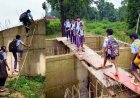 गरियाबंद में स्कूल पहुंचने के लिए रोजाना 20 फीट ऊंचे पिलर से जंग लड़ रहे नौनिहाल, पैरी नदी के अधूरे पुल ने बच्चों को बनाया ‘जान जोखिम में डालने’ को मजबूर