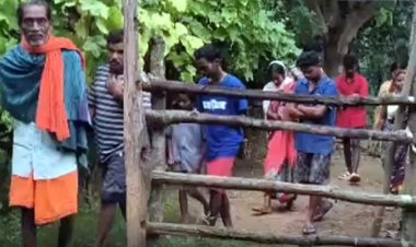 मौत के खौफ से रातों रात घर छोड़ भागे 10 लोग, रिश्तेदारों के यहां आश्रय लेने परिवार हुआ मजबूर, ट्रेक्टर में बैठाकर अधिकारी ने किया रवाना