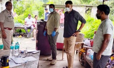 घर के अंदर मिली 55 वर्षीय व्यक्ति की लाश, 6 दिन बाद घर से बदबू आने पर लोगों ने पुलिस को दी खबर, इलाके में फैली सनसनी, पड़ोसियों से पूछताछ जारी