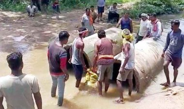 शासन-प्रशासन से बार-बार गुहार लगाकर थक चुके ग्रामीणों ने खुद उठाई जिम्मेदारी, प्रशासन की बेरुखी से चंदा जुटाकर श्रमदान करने मजबूर ग्रामीण