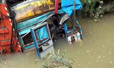 नाला में दर्दनाक हादसा, 60 फीट नीचे नाले में गिरा ट्रक, अज्ञात ड्राइवर की मौत, केबिन को गैस कटर से  काटकर एक घंटे बाद गोताखोरों ने निकाला शव