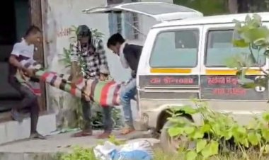 आंधी-बारिश में टूटा बिजली का तार बना काल: 17 साल के बेटे की मौके पर ही दर्दनाक मौत, बचाने पहुंचे पिता भी झुलसे, परिवार में मातम पसरा, मुआवजे की मांग