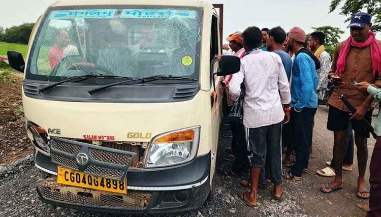 कुरूद सड़क हादसा: ट्रैक्टर को ओवरटेक करते ही डिवाइडर से भिड़ी तेज रफ्तार पिकअप, मची चीख-पुकार, 13 मजदूर घायल, चार महिलाएं धमतरी रेफर