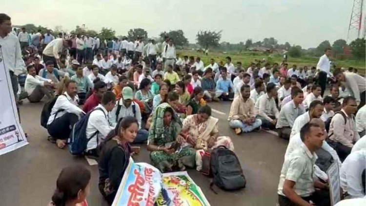 शिक्षक दिवस पर TET आधारित पदोन्नति की मांग को लेकर सड़क पर बैठे हजारों टीचर, बैरिकेड्स देखकर मचा बवाल, शिक्षा मंत्री के निवास का घेराव