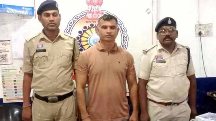 इंदिरा मार्केट दुर्ग में Titan-Fastrack की नकली घड़ियों का कारोबार बेनकाब, दुकान से 275 नकली टैग, 280 घड़ियां बरामद, दुकानदार कमलेश गिरफ्तार