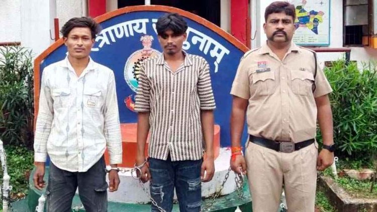 अभनपुर मार्ग में राहगीरों से युवकों की दादागिरी, चाकू-तलवार लहराकर लोगों को डराने की कोशिश, दो बदमाश गिरफ्तार, हथियार और दो मोटरसाइकिल बरामद