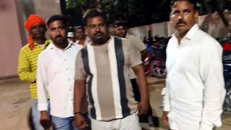 मूर्ति विसर्जन करने जा रहे युवकों के ट्रैक्टर को ट्रक ने मारी टक्कर, 2 की मौत, कई गंभीर, ड्राइवर फरार, भीड़ ने वाहन में लगाई आग, दो पुलिसकर्मी घायल