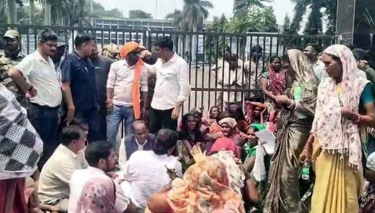 खदान विस्तार के लिए तोड़ा आंगनबाड़ी समेत अस्पताल, ग्रामीणों ने बुलडोजर कार्रवाई का किया विरोध, उग्र प्रदर्शन के साथ जीएम दफ्तर पर जड़ा ताला