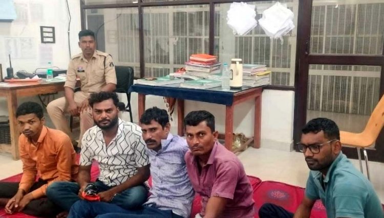 जतमई लॉज में सजी 52 परियों की महफ़िल, पुलिस ने मार दी दबिश; 5 जुआरी रंगे हाथ गिरफ्तार, 20,400 रुपए नकद और ताश की गड्डी जब्त, केस दर्ज