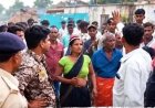 ट्रैक्टर की टक्कर से महिला की मौत पर जमकर बवाल, भड़के ग्रामीणों ने क्रेशर में लगाई आग, SDOP, TI और तहसीलदार को बनाया बंधक
