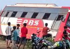 गड्ढे में अनियंत्रित होकर बिजली के खंभे से टकराई यात्री बस, दो यात्रियों की दर्दनाक मौत और कई घायल, सड़क की बदहाल हालत पर उठे सवाल
