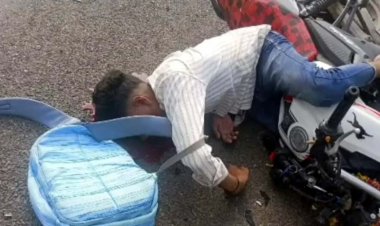 पुल की रेलिंग तोड़ महानदी में गिरा ट्रैक्टर, ड्राइवर-हेल्पर ने कूदकर बचाई जान, इधर NH-130C पर खड़े ट्रैक्टर से टकराई बाइक, युवक गंभीर