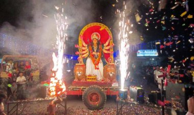 नवरात्र के पहले दिन आतिशी रोशनी-कंफेटी और बबल इफेक्ट के बीच गरियाबंद में मां दुर्गा का भव्य स्वागत, मंदिरों में उमड़ी श्रद्धालुओं की भीड़