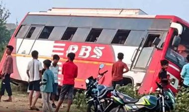 गड्ढे में अनियंत्रित होकर बिजली के खंभे से टकराई यात्री बस, दो यात्रियों की दर्दनाक मौत और कई घायल, सड़क की बदहाल हालत पर उठे सवाल