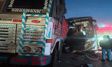 खड़े ट्रक से टकराई बस, 5 लोगों की मौत, 10 घायल, यात्री का पैर कटकर अलग, गैस कटर से वाहन की बॉडी काटकर घायलों को निकाला बाहर