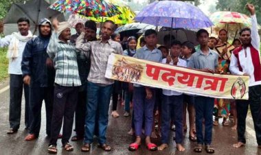 शिक्षा की ‘आस’ में आंधी तूफान से संग्राम, SDM व BEO कार्यालय का घेराव करने सैकड़ों ग्रामीण और बच्चे बारिश में भीगते नेशनल हाईवे में की पदयात्रा