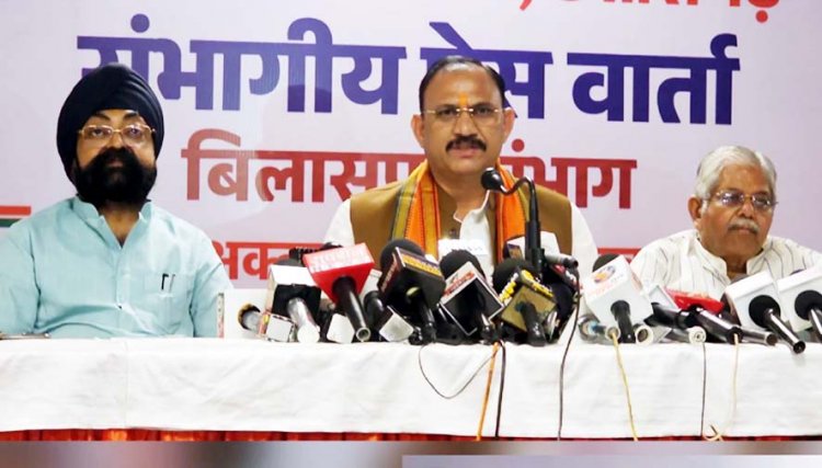प्रधानमंत्री के 25 साल की उपलब्धियां गिनाते रहे नेता, मोदी सरकार की योजनाओं का बखान के बीच अस्पतालों पर सवाल आते ही प्रेसवार्ता से उठे स्वास्थ्य मंत्री!