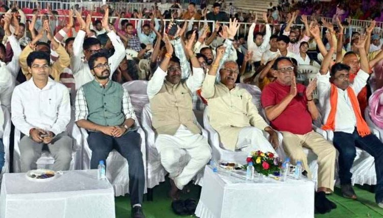 महानदी तट पर गंगा आरती से गूंजा राजिम, आरु साहू की छत्तीसगढ़ी लोक प्रस्तुतियों ने बांधा समां, विधायक रोहित साहू सहित भारी संख्या में लोग रहे मौजूद