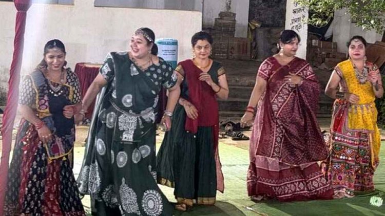 गरियाबंद का ऐतिहासिक गरबा पारंपरिक वेशभूषा में सजा, गुजराती समाज के महोत्सव में दिखा संस्कृति-संस्कार और पारिवारिक एकता का संगम