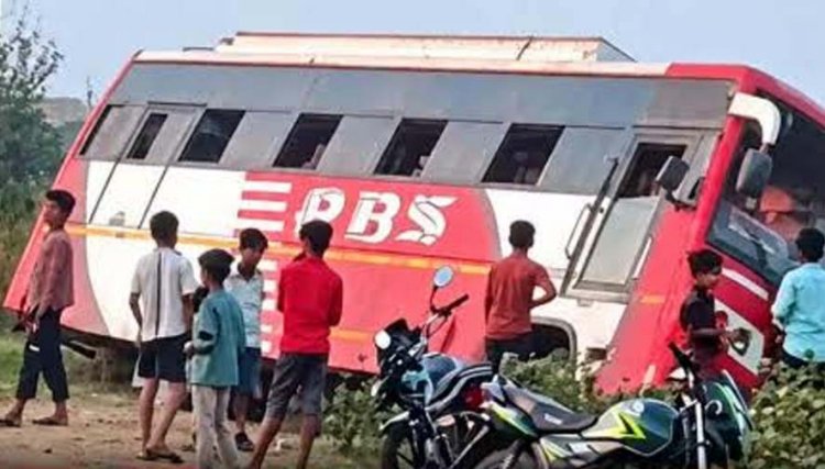 गड्ढे में अनियंत्रित होकर बिजली के खंभे से टकराई यात्री बस, दो यात्रियों की दर्दनाक मौत और कई घायल, सड़क की बदहाल हालत पर उठे सवाल